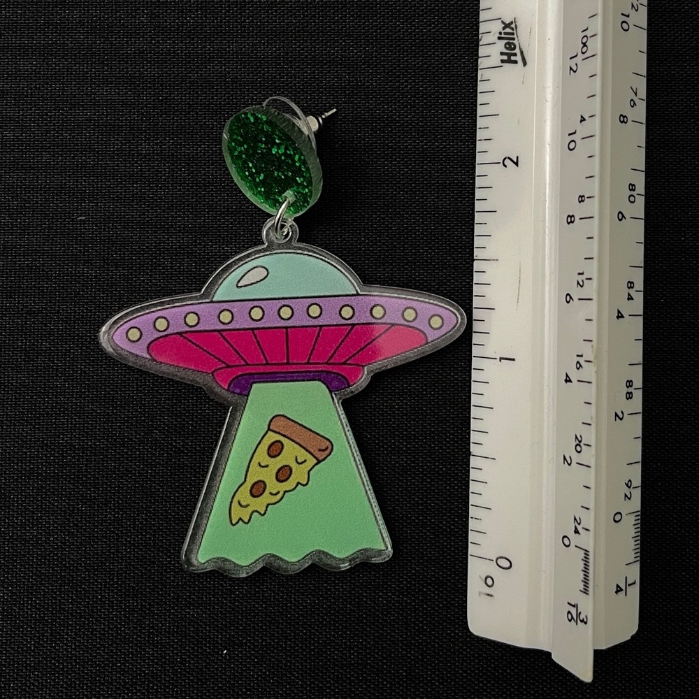 UFO Beaming Up a Slice of Pizza - Picture 5 of 6